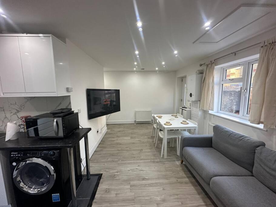 2 Bedroom House,Brownhillrd Se6 Лондон Экстерьер фото