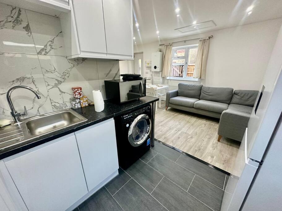 2 Bedroom House,Brownhillrd Se6 Лондон Экстерьер фото