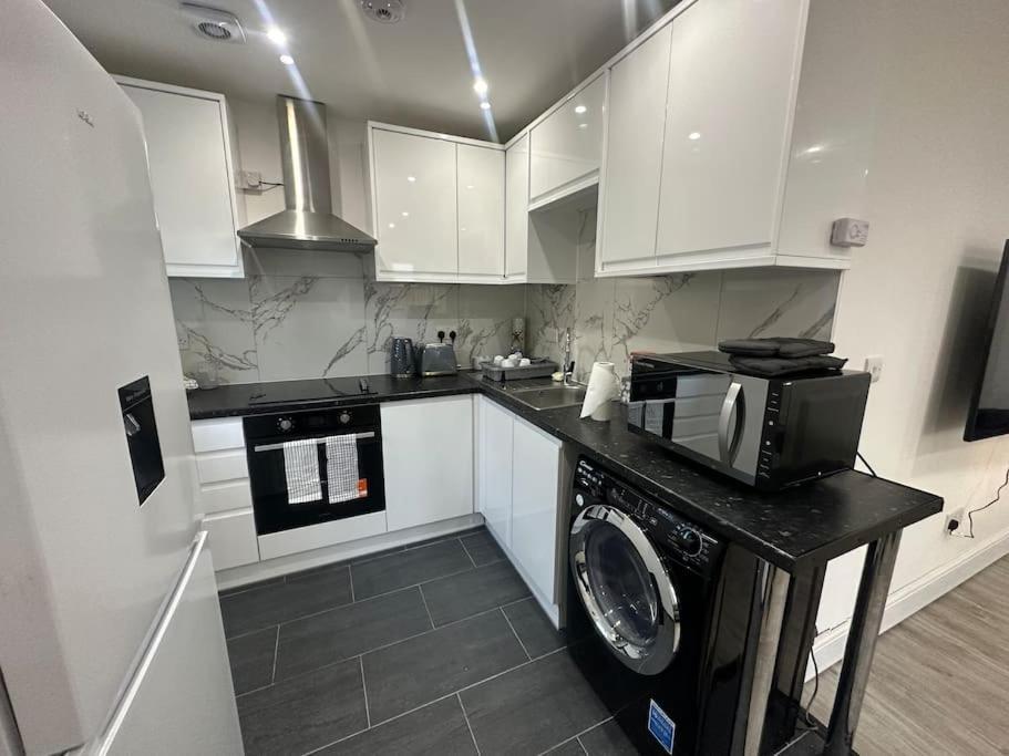 2 Bedroom House,Brownhillrd Se6 Лондон Экстерьер фото