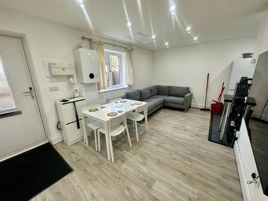 2 Bedroom House,Brownhillrd Se6 Лондон Экстерьер фото