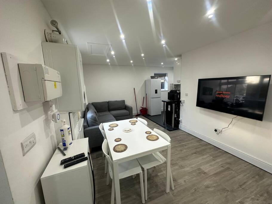 2 Bedroom House,Brownhillrd Se6 Лондон Экстерьер фото
