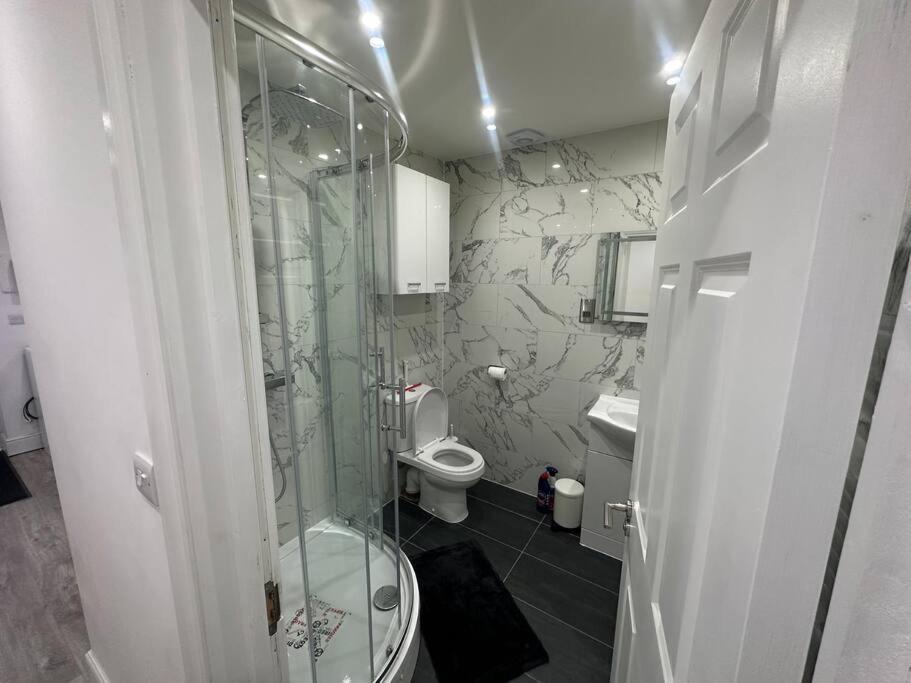 2 Bedroom House,Brownhillrd Se6 Лондон Экстерьер фото